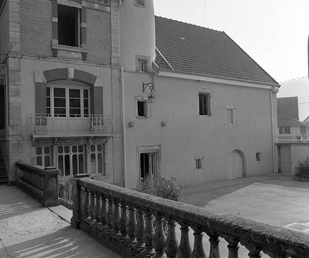 Elévation du logis. © Yves Sancey / Région Bourgogne-Franche-Comté, Inventaire du patrimoine - 1980 Elévation du logis. © Yves Sancey / Région Bourgogne-Franche-Comté, Inventaire du patrimoine - 1980