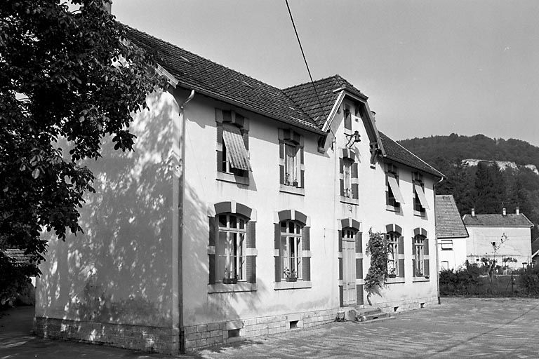 Façade antérieure de trois quarts gauche. © Yves Sancey / Région Bourgogne-Franche-Comté, Inventaire du patrimoine - 1980