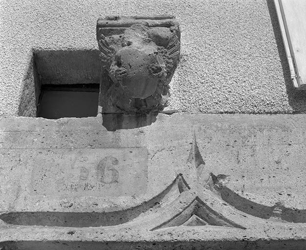 Maison située route d'Hautepierre, cadastrée 1971 AB 529 : console au-desssus de la porte piétonne. © Yves Sancey / Région Bourgogne-Franche-Comté, Inventaire du patrimoine - 1980