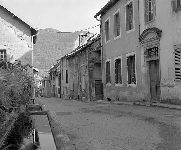Les maisons en haut de la rue Robert Dame. © Yves Sancey / Région Bourgogne-Franche-Comté, Inventaire du patrimoine - 1980