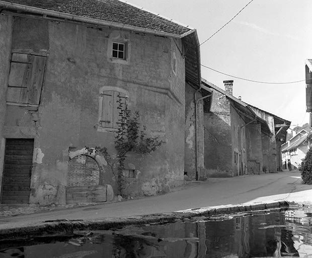 Maisons situées rue Robert Dame vues depuis la fontaine-lavoir. © Yves Sancey / Région Bourgogne-Franche-Comté, Inventaire du patrimoine - 1980