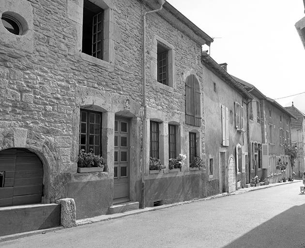 Maisons de la Grande Rue jusqu'à l'angle de la rue de l'Eglise. © Yves Sancey / Région Bourgogne-Franche-Comté, Inventaire du patrimoine - 1980