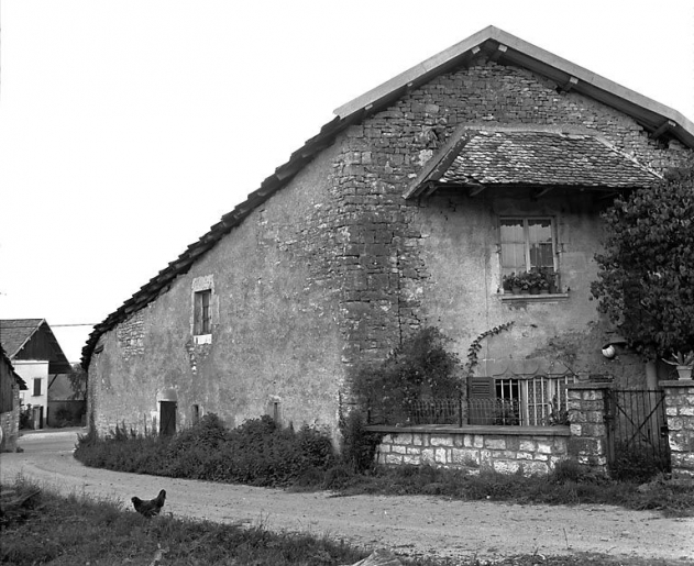 Façade postérieure. © Yves Sancey / Région Bourgogne-Franche-Comté, Inventaire du patrimoine - 1980 Façade postérieure. © Yves Sancey / Région Bourgogne-Franche-Comté, Inventaire du patrimoine - 1980