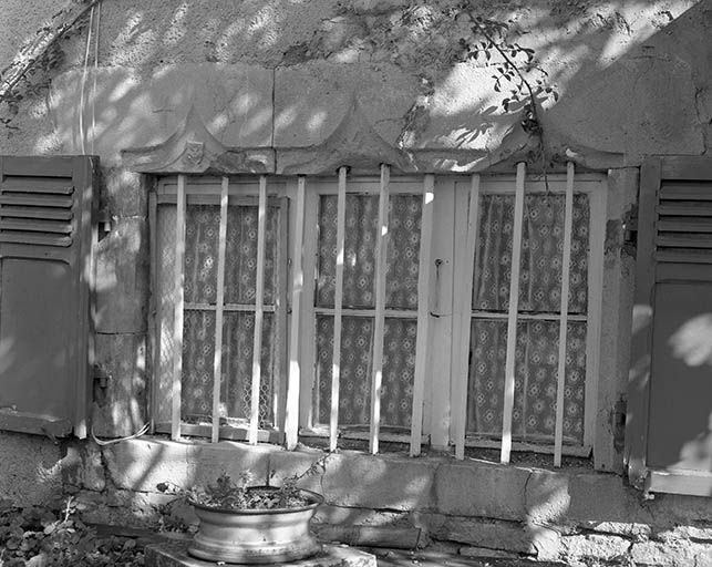 Façade postérieure : baie du rez-de-chaussée. © Yves Sancey / Région Bourgogne-Franche-Comté, Inventaire du patrimoine - 1980 Façade postérieure : baie du rez-de-chaussée. © Yves Sancey / Région Bourgogne-Franche-Comté, Inventaire du patrimoine - 1980