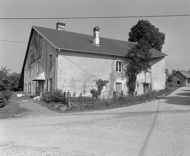 Façade antérieure et face latérale droite. © Yves Sancey / Région Bourgogne-Franche-Comté, Inventaire du patrimoine - 1980 Façade antérieure et face latérale droite. © Yves Sancey / Région Bourgogne-Franche-Comté, Inventaire du patrimoine - 1980