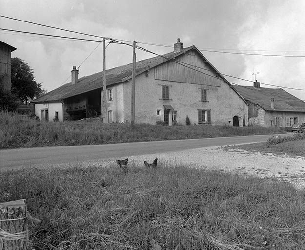 Façade antérieure et face latérale gauche. © Yves Sancey / Région Bourgogne-Franche-Comté, Inventaire du patrimoine - 1980