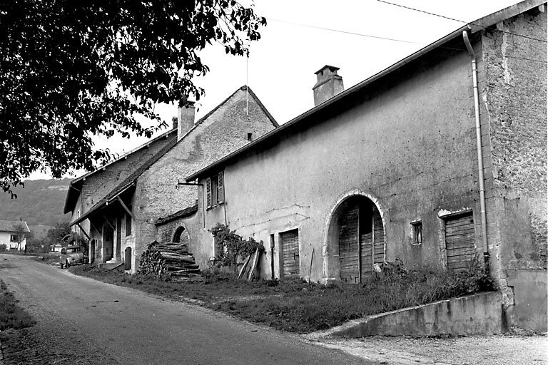 Façade antérieure vue de trois quarts droit. © Yves Sancey / Région Bourgogne-Franche-Comté, Inventaire du patrimoine - 1980