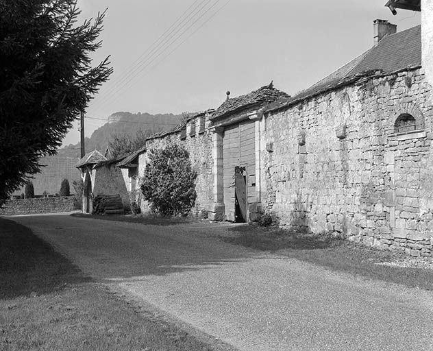 Le mur d'enclos. © Yves Sancey / Région Bourgogne-Franche-Comté, Inventaire du patrimoine - 1980