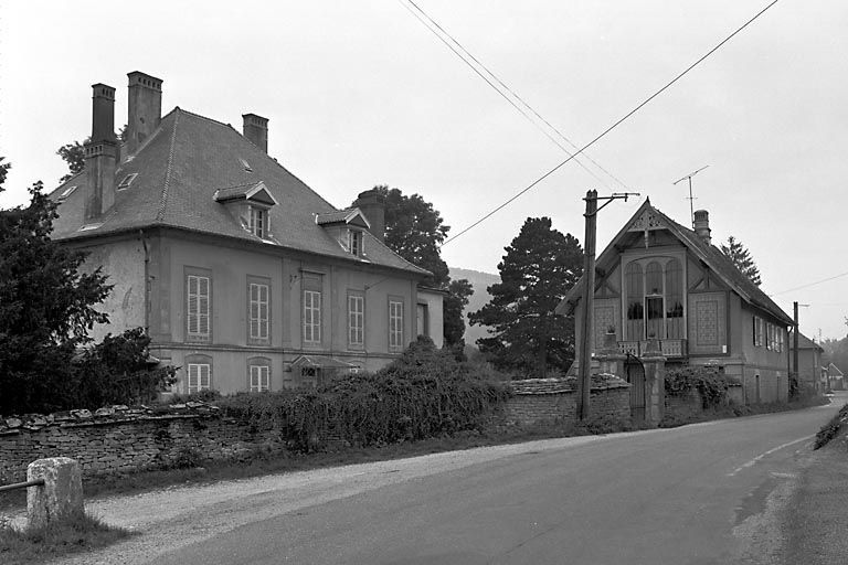 Façade antérieure vue de trois quarts gauche. © Yves Sancey / Région Bourgogne-Franche-Comté, Inventaire du patrimoine - 1980