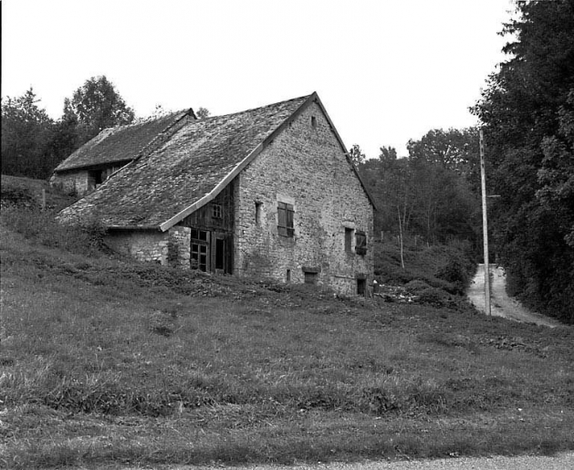 Vue générale de trois quarts gauche. © Yves Sancey / Région Bourgogne-Franche-Comté, Inventaire du patrimoine - 1980