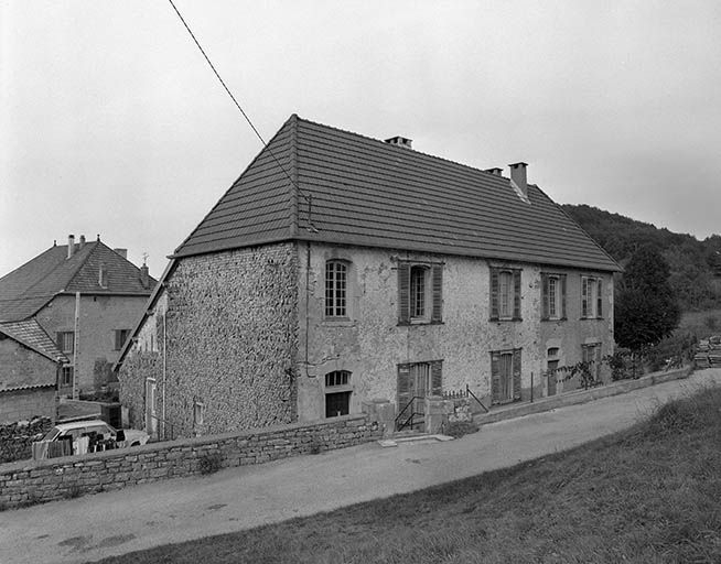 Façade antérieure et face latérale gauche. © Yves Sancey / Région Bourgogne-Franche-Comté, Inventaire du patrimoine - 1980