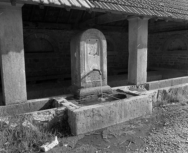 La fontaine. © Yves Sancey / Région Bourgogne-Franche-Comté, Inventaire du patrimoine - 1980 La fontaine. © Yves Sancey / Région Bourgogne-Franche-Comté, Inventaire du patrimoine - 1980