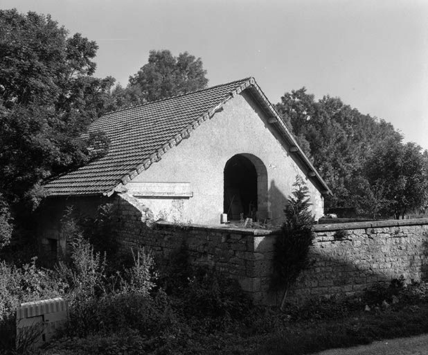 Façade antérieure des parties agricoles. © Yves Sancey / Région Bourgogne-Franche-Comté, Inventaire du patrimoine - 1980 Façade antérieure des parties agricoles. © Yves Sancey / Région Bourgogne-Franche-Comté, Inventaire du patrimoine - 1980