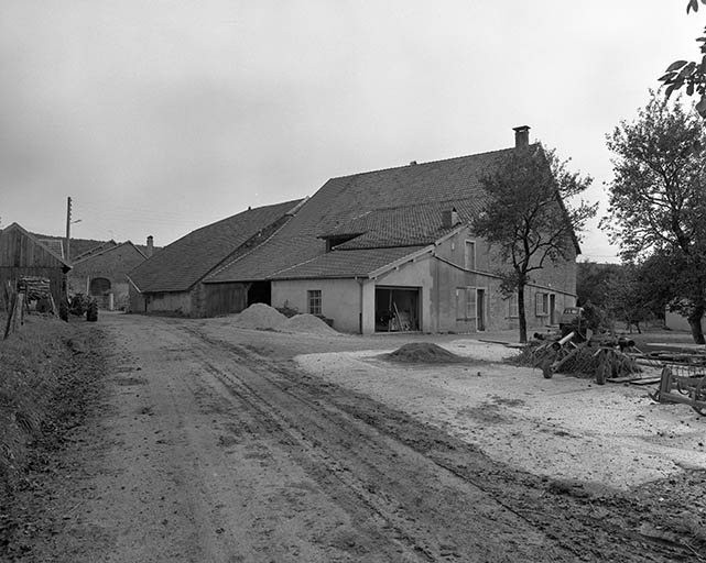 Façade antérieure et face latérale gauche. © Yves Sancey / Région Bourgogne-Franche-Comté, Inventaire du patrimoine - 1980