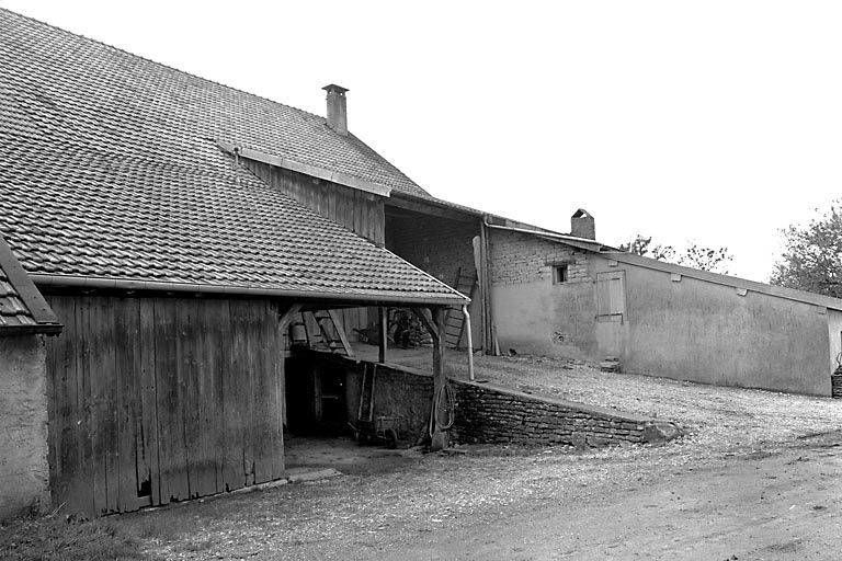Façade latérale gauche : le pont de grange. © Yves Sancey / Région Bourgogne-Franche-Comté, Inventaire du patrimoine - 1980 Façade latérale gauche : le pont de grange. © Yves Sancey / Région Bourgogne-Franche-Comté, Inventaire du patrimoine - 1980