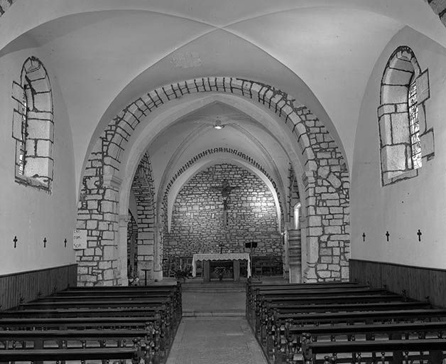 Intérieur : le choeur et la nef vus depuis l'entrée. © Yves Sancey / Région Bourgogne-Franche-Comté, Inventaire du patrimoine - 1980 Intérieur : le choeur et la nef vus depuis l'entrée. © Yves Sancey / Région Bourgogne-Franche-Comté, Inventaire du patrimoine - 1980