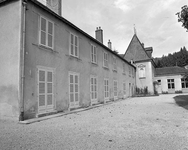 Façade antérieure. © Yves Sancey / Région Bourgogne-Franche-Comté, Inventaire du patrimoine - 1980