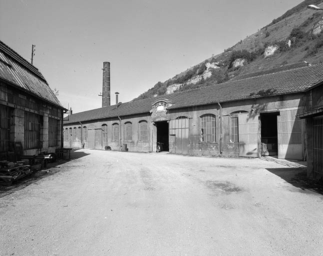 Façade antérieure de la clouterie. © Yves Sancey / Région Bourgogne-Franche-Comté, Inventaire du patrimoine - 1980 Façade antérieure de la clouterie. © Yves Sancey / Région Bourgogne-Franche-Comté, Inventaire du patrimoine - 1980