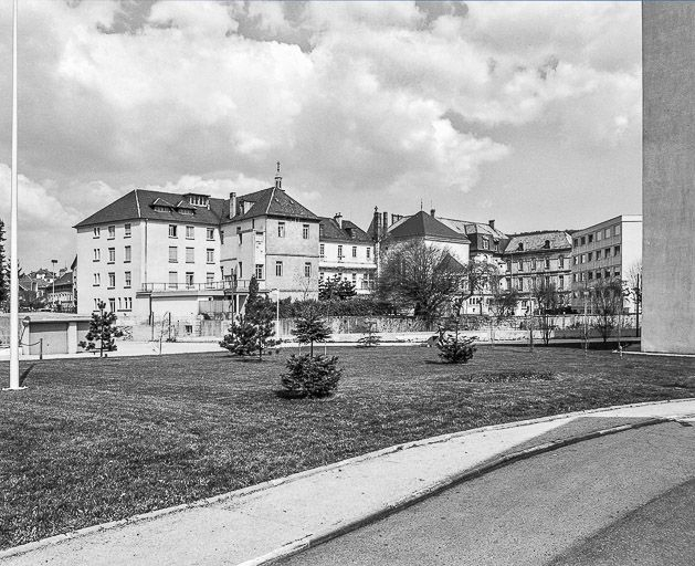 Façade postérieure. Vue d'ensemble de trois quarts gauche. © Yves Sancey / Région Bourgogne-Franche-Comté, Inventaire du patrimoine - 1980