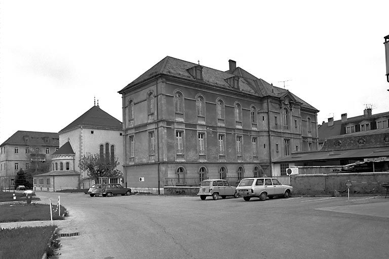 Façade postérieure, vue d'ensemble de trois quarts. © Yves Sancey / Région Bourgogne-Franche-Comté, Inventaire du patrimoine - 1980