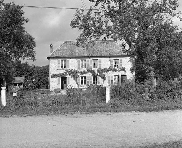 Façade antérieure. © Yves Sancey / Région Bourgogne-Franche-Comté, Inventaire du patrimoine - 1980 Façade antérieure. © Yves Sancey / Région Bourgogne-Franche-Comté, Inventaire du patrimoine - 1980