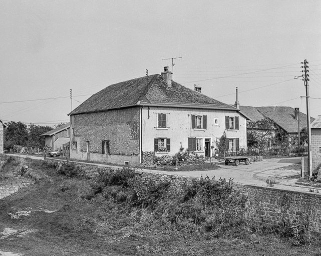 Ferme cadastrée 1968 AC 224 : façade antérieure et face latérale gauche. © Yves Sancey / Région Bourgogne-Franche-Comté, Inventaire du patrimoine - 1980