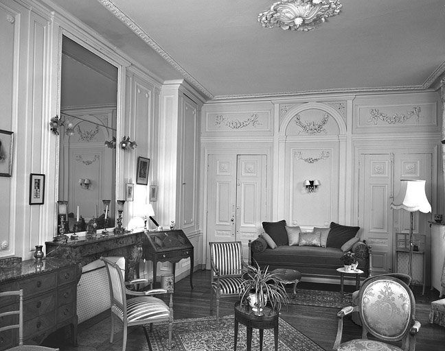 Vue d'ensemble du petit salon depuis la porte de communication avec l'antichambre. © Yves Sancey / Région Bourgogne-Franche-Comté, Inventaire du patrimoine - 1980