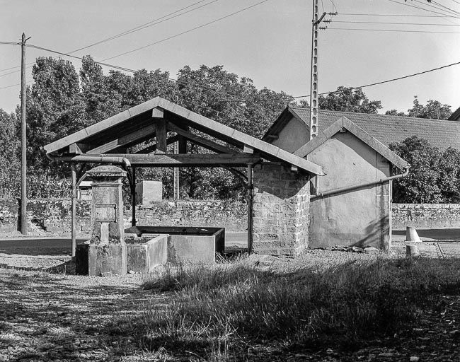 Fontaine située Grande Rue : vue d'ensemble. © Dominique Dominguez / Région Bourgogne-Franche-Comté, Inventaire du patrimoine - 1980