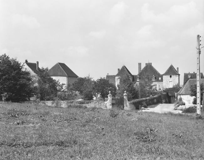 Vue générale depuis l'est. © Dominique Dominguez / Région Bourgogne-Franche-Comté, Inventaire du patrimoine - 1980