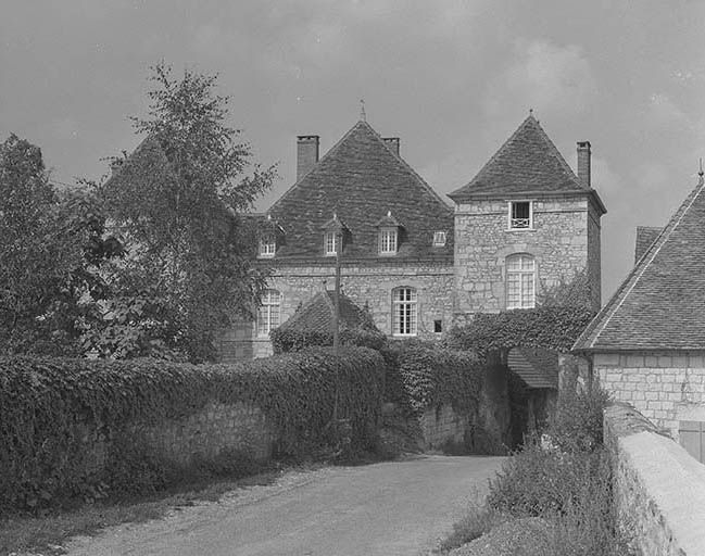 Façade orientale du bâtiment principal. © Dominique Dominguez / Région Bourgogne-Franche-Comté, Inventaire du patrimoine - 1980