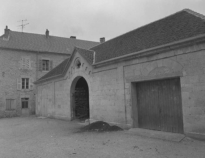 Façade ouest, vue générale de trois quarts droit. © Dominique Dominguez / Région Bourgogne-Franche-Comté, Inventaire du patrimoine - 1980