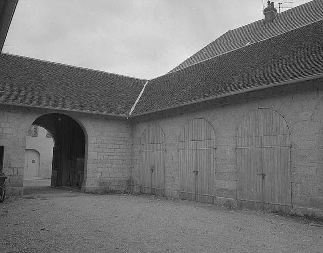 Cour intérieure, angle nord-est. © Dominique Dominguez / Région Bourgogne-Franche-Comté, Inventaire du patrimoine - 1980