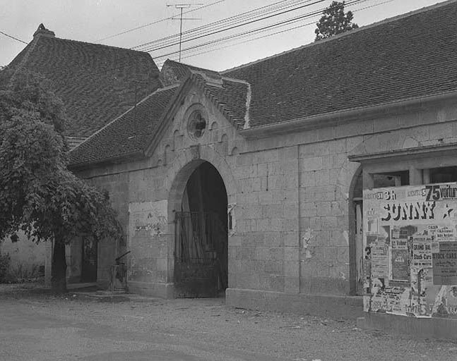 Façade est, vue de trois quarts droit. © Dominique Dominguez / Région Bourgogne-Franche-Comté, Inventaire du patrimoine - 1980