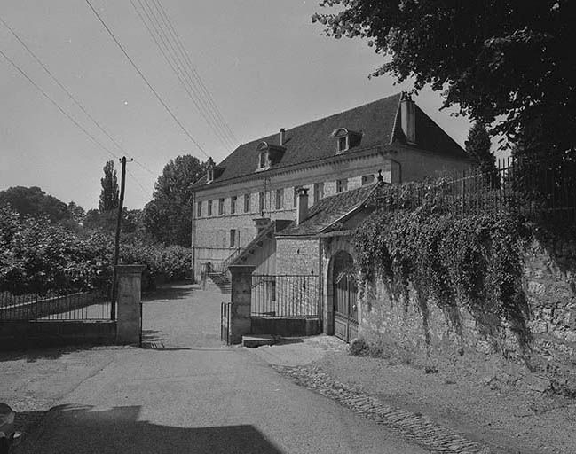 Vue générale depuis l'entrée de la cour. © Dominique Dominguez / Région Bourgogne-Franche-Comté, Inventaire du patrimoine - 1980