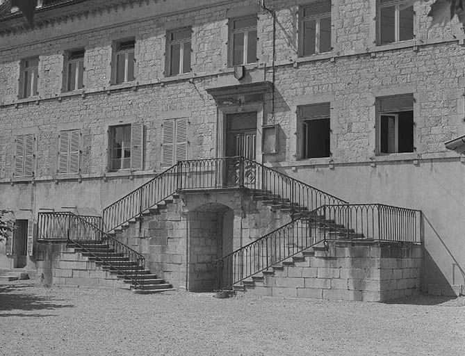 Façade antérieure, l'escalier. © Dominique Dominguez / Région Bourgogne-Franche-Comté, Inventaire du patrimoine - 1980