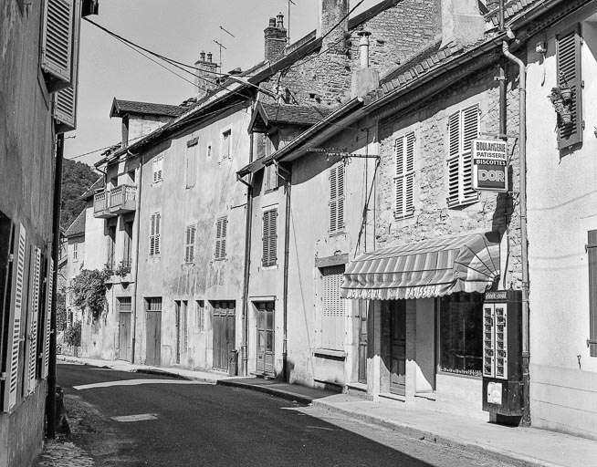 Maisons de la rue Haute et boulangerie : façades sur rue. © Dominique Dominguez / Région Bourgogne-Franche-Comté, Inventaire du patrimoine - 1980