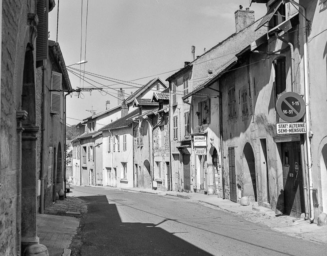 Maisons de la rue Haute : façades sur rue. © Dominique Dominguez / Région Bourgogne-Franche-Comté, Inventaire du patrimoine - 1980