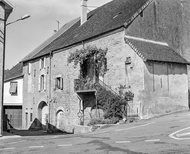 Face postérieure : vue de trois quarts droit. © Dominique Dominguez / Région Bourgogne-Franche-Comté, Inventaire du patrimoine - 1980