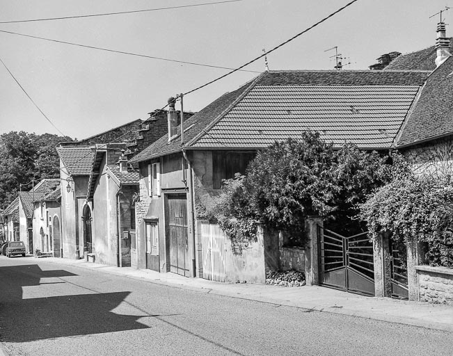 Village : vue d'une rue. © Dominique Dominguez / Région Bourgogne-Franche-Comté, Inventaire du patrimoine - 1980