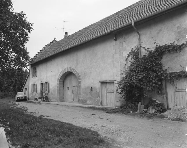 Vue d'ensemble de la façade antérieure. © Dominique Dominguez / Région Bourgogne-Franche-Comté, Inventaire du patrimoine - 1980