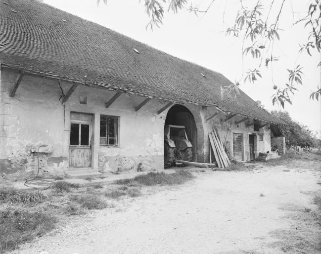 Vue d'ensemble de la façade antérieure. © Dominique Dominguez / Région Bourgogne-Franche-Comté, Inventaire du patrimoine - 1980