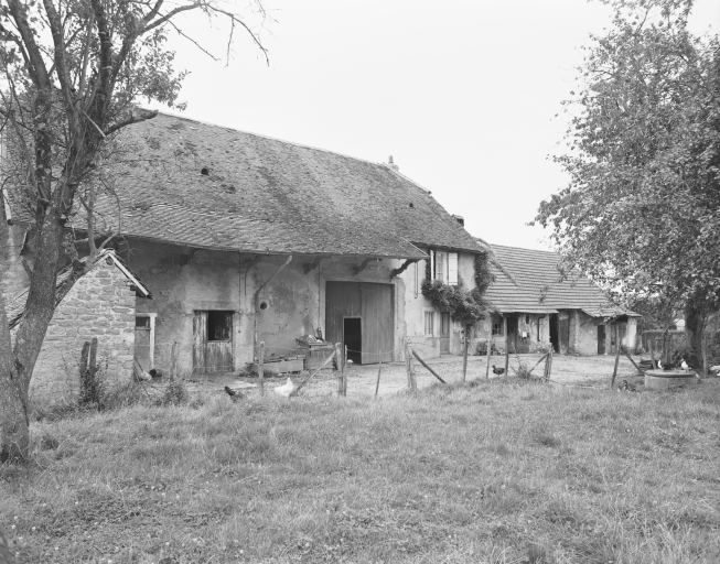 Vue d'ensemble de la façade antérieure. © Dominique Dominguez / Région Bourgogne-Franche-Comté, Inventaire du patrimoine - 1980