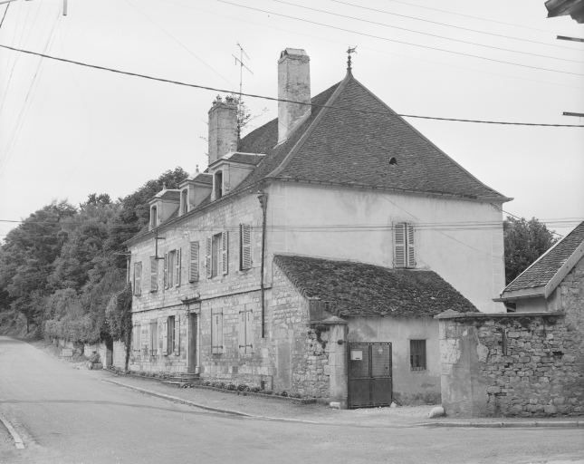 Façades antérieure et latérale droite. © Dominique Dominguez / Région Bourgogne-Franche-Comté, Inventaire du patrimoine - 1980