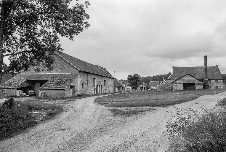 Vue de la cour et de l'entrepôt. © Bernard Lardière / Région Bourgogne-Franche-Comté, Inventaire du patrimoine - 1980 Vue de la cour et de l'entrepôt. © Bernard Lardière / Région Bourgogne-Franche-Comté, Inventaire du patrimoine - 1980