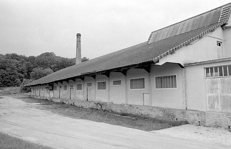 Magasin industriel depuis le nord-ouest en 1980. © Jack Dumont / Région Bourgogne-Franche-Comté, Inventaire du patrimoine - 1980 Magasin industriel depuis le nord-ouest en 1980. © Jack Dumont / Région Bourgogne-Franche-Comté, Inventaire du patrimoine - 1980