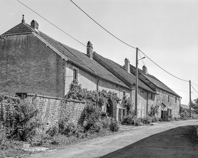 Vue d'ensemble, rue principale. © Dominique Dominguez / Région Bourgogne-Franche-Comté, Inventaire du patrimoine - 1980
