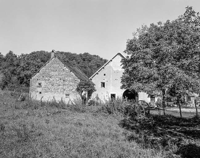 Façade sur cour et dépendances. © Dominique Dominguez / Région Bourgogne-Franche-Comté, Inventaire du patrimoine - 1980