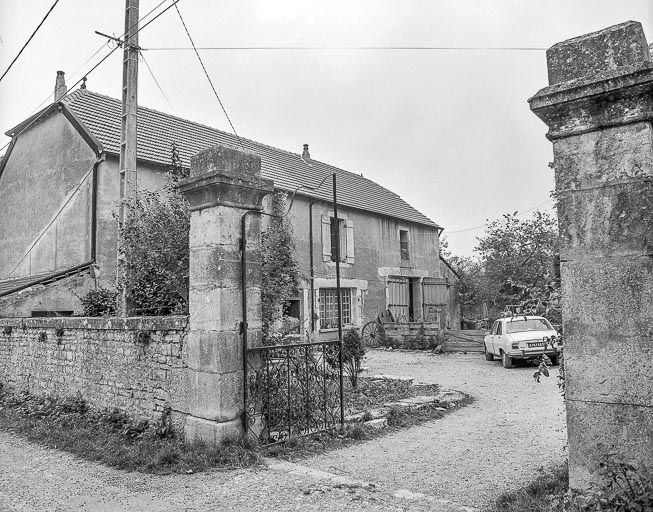 Vue des dépendances. © Dominique Dominguez / Région Bourgogne-Franche-Comté, Inventaire du patrimoine - 1980
