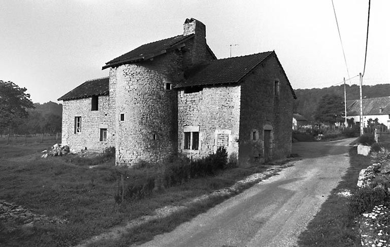 Vue d'ensemble de trois quarts droit. © Jean-Marie Baverel / Région Bourgogne-Franche-Comté, Inventaire du patrimoine - 1980