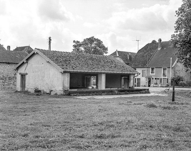 Faces latérale et postérieure. © Dominique Dominguez / Région Bourgogne-Franche-Comté, Inventaire du patrimoine - 1980
